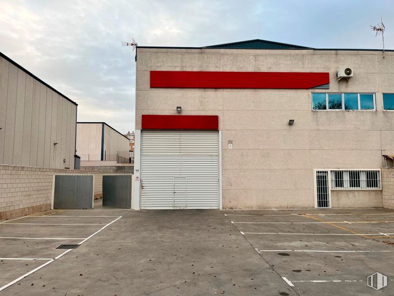 Industrial for rent at Calle Fundición, 101, Rivas-Vaciamadrid, Madrid, 28529 with composite material, concrete, building material, paint, tar, garage door, daylighting and steel around