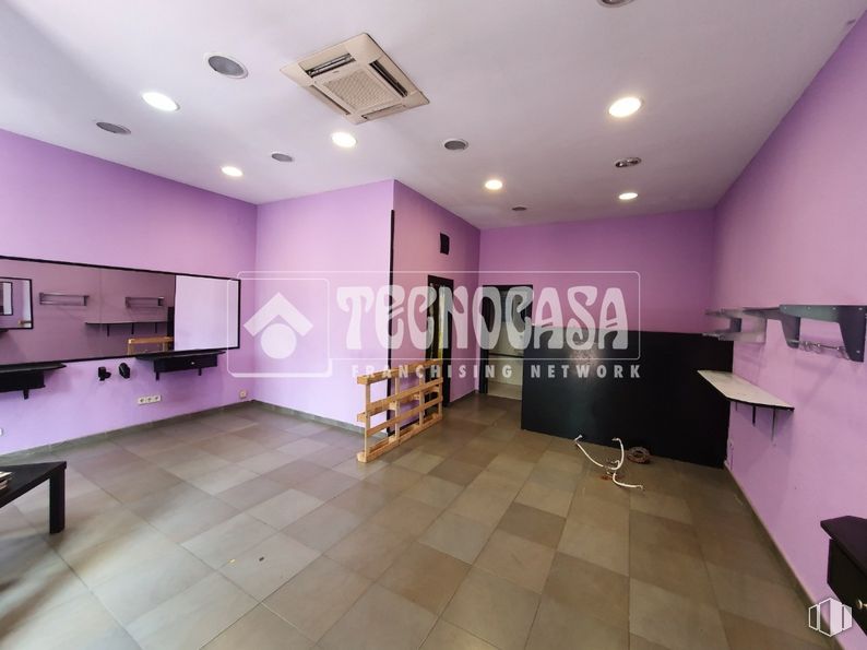 Retail for rent at Zona Soto, Móstoles, Madrid, 28047 with furniture, property, purple, interior design, lighting, table, wood, floor, hall and flooring around