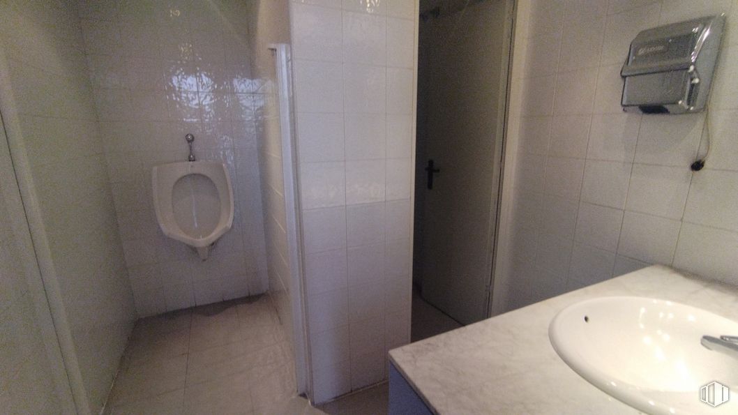 Nave en venta en Calle Bell, 1, Getafe, Madrid, 28906 con inodoro, fregadero, accesorio de plomería, baño, accesorio, lavabo del baño, piso, edificio, fontanería y suelo alrededor