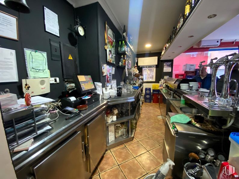 Retail for sale at Zona Comuneros, Coslada, Madrid, 28820 with person, restaurant, chair, food, shelf, television, countertop and fast food restaurant around