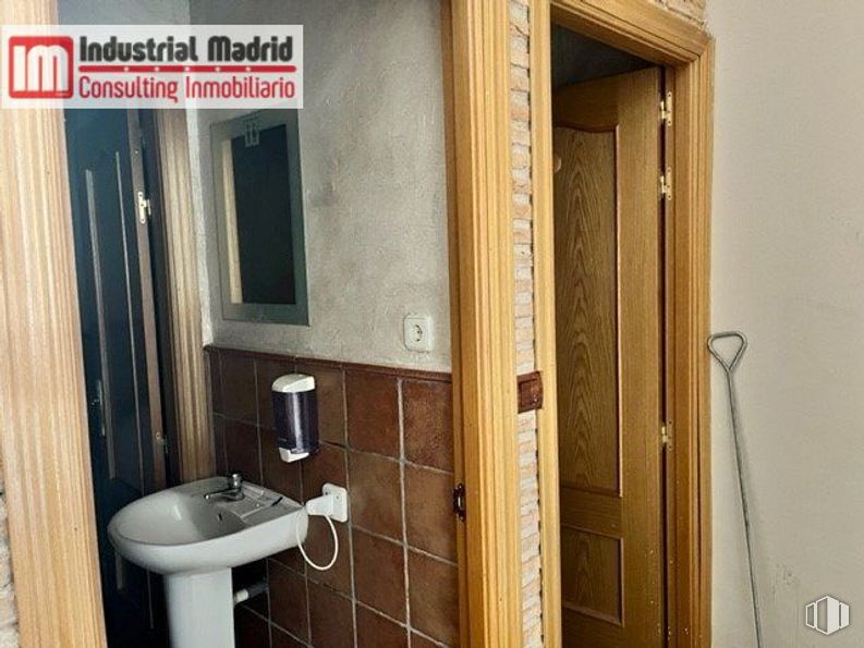 Industrial for sale & for rent at Avenida Madrid, Arganda del Rey, Madrid, 28500 with sink, mirror, door, brown, plumbing fixture, tap, bathroom, fixture, wood and building around