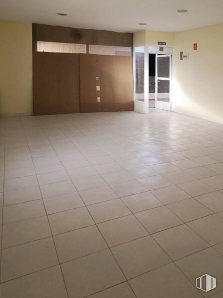 Local en venta en Calle Portal de Belén, Arganda del Rey, Madrid, 28500 con puerta, accesorio, suelos de baldosas, pavimentos, piso, pasillo, material compuesto, material de construcción, techo y evento alrededor