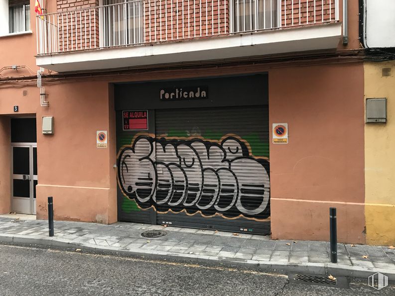 Retail for rent at Calle Marqués de Santillana, 3, Guadalajara, 19002 with building, infrastructure, orange, fixture, brickwork, paint, font, asphalt, brick and art around