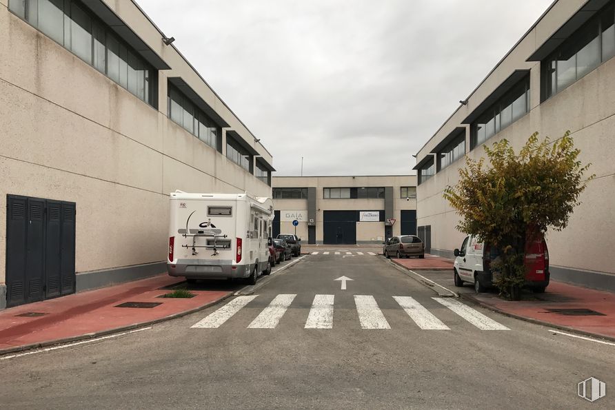 Nave en alquiler y venta en Calle Ferrocarril, 16, Meco, Madrid, 28880 con ventana, edificio, camioneta, coche, planta de interior, puerta, cielo, planta, rueda y nube alrededor