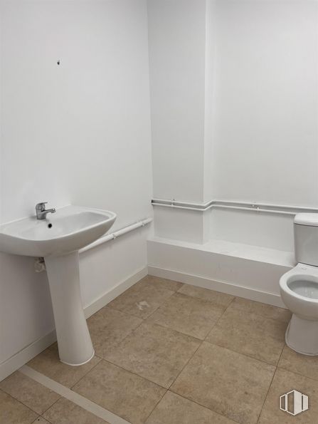 Retail for rent at Centro Comercial Los Artos, Calle César Manrique, 2A, Rivas-Vaciamadrid, Madrid, 28529 with toilet, sink, white, plumbing fixture, tap, bathroom, fluid, purple, fixture and interior design around