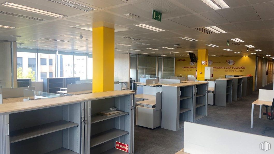 Oficina en alquiler en Kudos Innovation Campus Las Mercedes, Calle Campezo, 1, San Blas - Canillejas, Madrid, 28022 con mueble, edificio, accesorio, mesa, silla, interiorismo, suelos, suelo, ventana y propiedad material alrededor