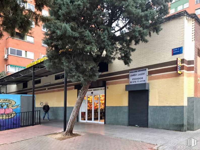 Local en alquiler y venta en Avenida Portugal, 8, Leganés, Madrid, 28916 con edificio, ventana, árbol, planta, superficie de carretera, sombra, área residencial, diseño urbano, fachada y edificio comercial alrededor