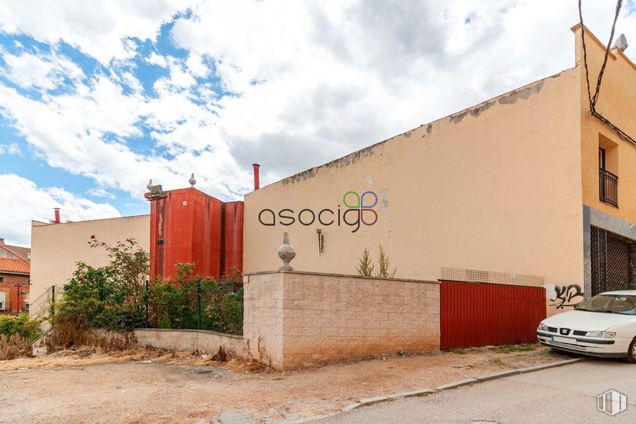 Retail for sale at Calle Real, Yunquera de Henares, Guadalajara, 19210 with car, cloud, sky, plant, vehicle, window, building, vehicle registration plate, asphalt and facade around