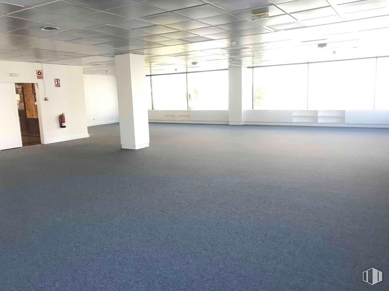 Oficina en alquiler en Zona empresarial La Moraleja, Alcobendas, Madrid, 28108 con hall, suelo, suelos, accesorio, techo, vidrio, sombra, espacio, arte y aparcamiento alrededor