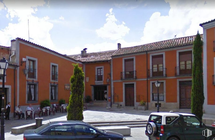 Oficina en alquiler en Plaza del Rastro, 2, Ávila, 05001 con coche, ventana, edificio, nube, planta, cielo, propiedad, vehículo, vecindario y barrio residencial alrededor