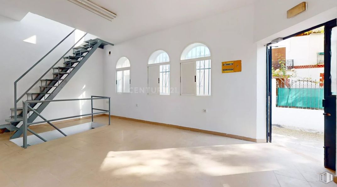 Local en venta en Zona centro, Pozuelo del Rey, Madrid, 28813 con ventana, suelos, suelo, interiorismo, puerta, escaleras, apartamento, pasamanos, iluminación natural y suelos de madera alrededor