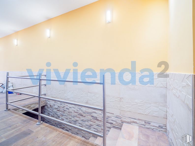 Local en venta en Zona Centro, Centro, Madrid, 28013 con cama, edificio, rectángulo, suelos, suelo, sombra, casa, valla, vidrio y madera alrededor