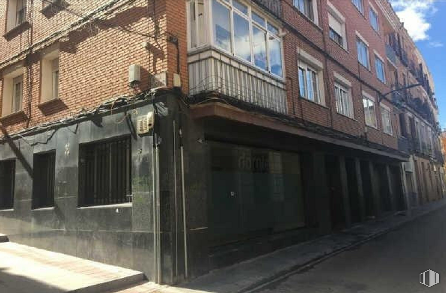 Retail for sale at Calle Doctor Benito Hernando, 16, Guadalajara, 19001 with window, building, fixture, door, neighbourhood, wood, residential area, sky, real estate and facade around