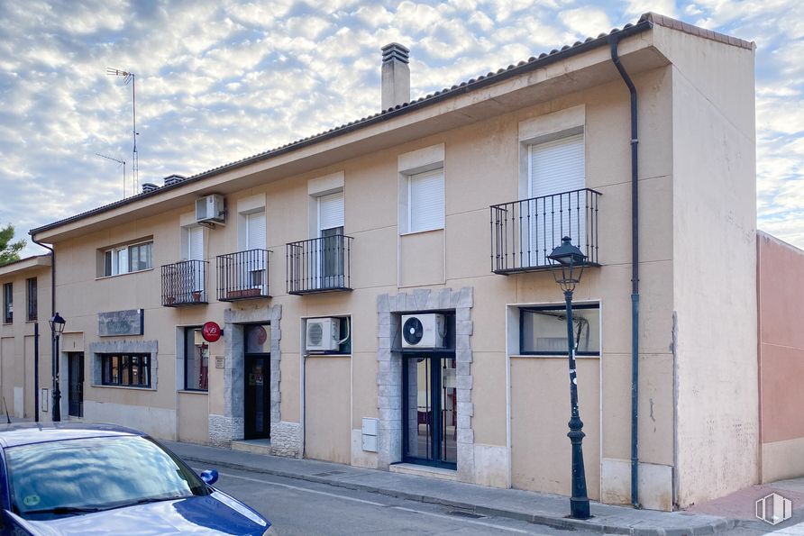 Retail for sale at Calle Constitución, 1, Villarejo de Salvanés, Madrid, 28590 with car, building, cloud, window, vehicle, sky, neighbourhood, urban design, residential area and automotive exterior around