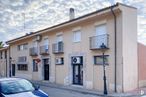 Retail for sale at Calle Constitución, 1, Villarejo de Salvanés, Madrid, 28590 with car, building, cloud, window, vehicle, sky, neighbourhood, urban design, residential area and automotive exterior around