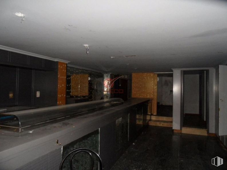 Retail for sale at Zona de Avenida República Argentina, Cuenca, 16002 with cabinetry, lighting, building, wood, floor, flooring, house, hardwood, countertop and door around