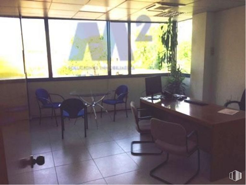 Industrial for sale at Polígono Industrial de Torrejón de Ardoz, Torrejón de Ardoz, Madrid, 28850 with chair, desk, window, table, furniture, property, building, fixture, interior design and plant around