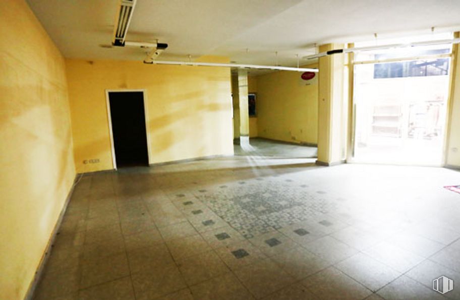 Retail for sale at Calle Doctor Fleming, 22, Ávila, 05001 with door, fixture, interior design, hall, flooring, floor, wood, ceiling, building material and tile flooring around