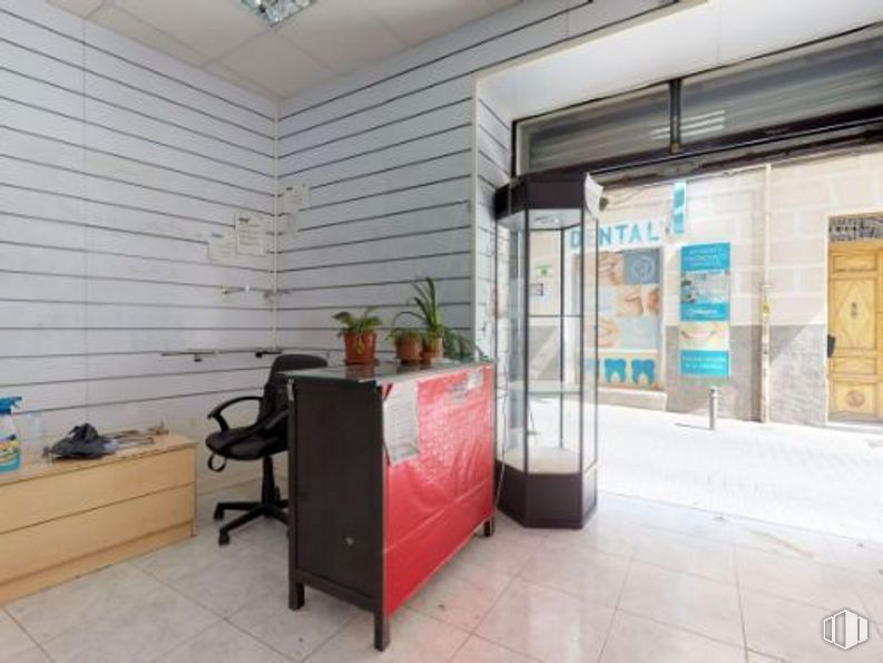 Retail for sale at Calle Mesón de Paredes, Centro, Madrid, 28012 with chair, door, furniture, houseplant, interior design, building, architecture, flooring, floor and real estate around