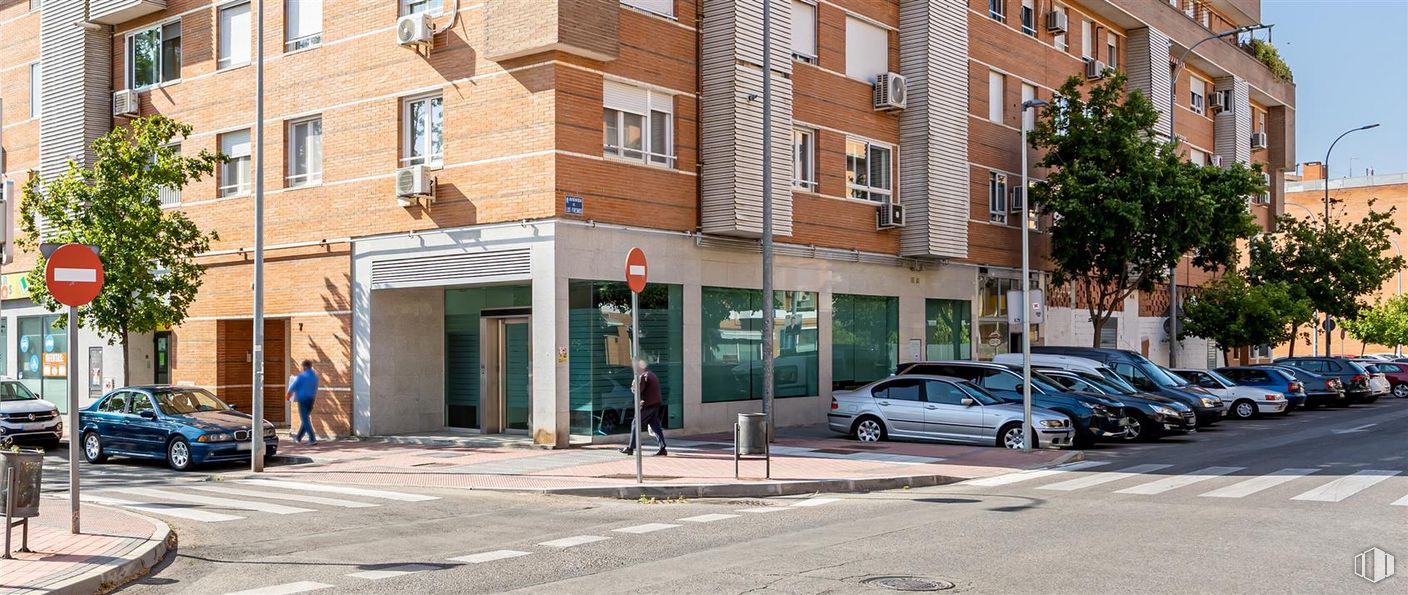 Retail for sale at Calle Zeus, Torrejón de Ardoz, Madrid, 28850 with car, building, window, property, wheel, vehicle, infrastructure, tire, architecture and urban design around