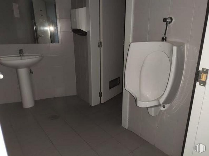 Retail for sale & for rent at Calle Pinos Alta, Tetuán, Madrid, 28029 with toilet, sink, plumbing fixture, fixture, bathroom, purple, interior design, architecture, fluid and plumbing around