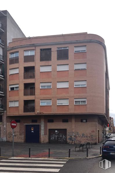 Retail for sale & for rent at Calle Santa Sabina, 28, Talavera de la Reina, Toledo, 45600 with building, car, window, infrastructure, tower block, sky, urban design, vehicle, tire and wheel around