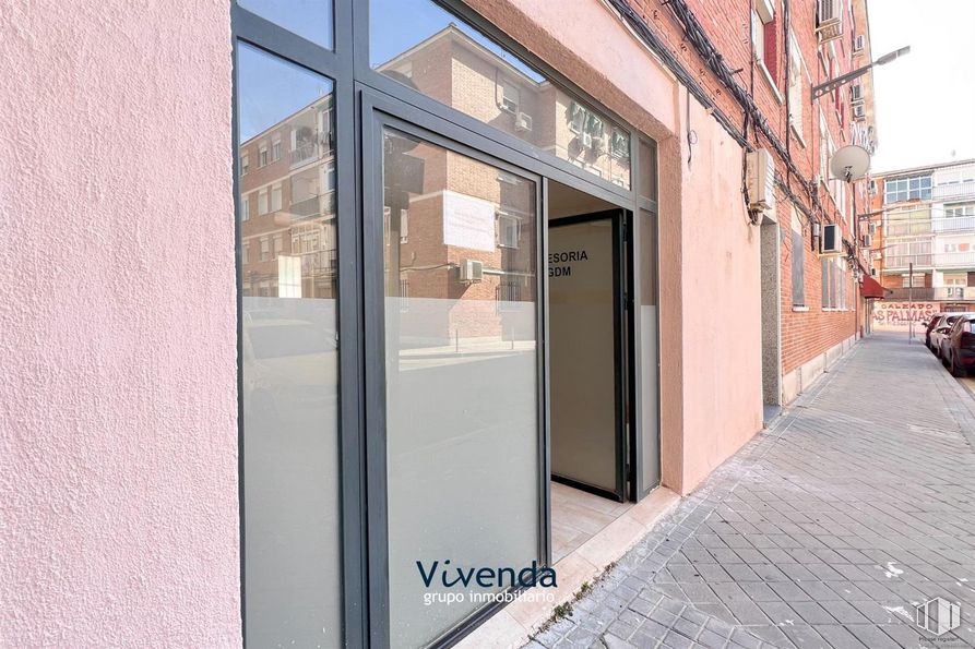 Local en venta en Calle Las Palmas, Móstoles, Madrid, 28937 con puerta, edificio, ventana, madera, neumático, exterior del automóvil, ladrillo, fachada, puerta del vehículo y sombra alrededor