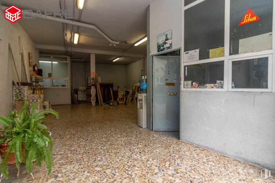 Retail for sale at Calle Peña Veiga, Villa de Vallecas, Madrid, 28031 with door, houseplant, window, plant, flooring, floor, concrete, tile flooring, tile and building material around