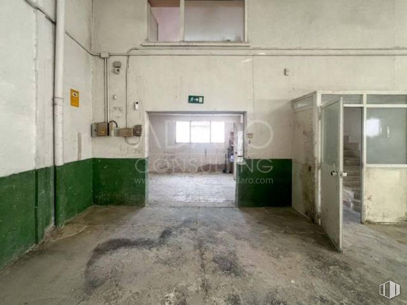 Nave en venta en Zona industrial, Paracuellos de Jarama, Madrid, 28860 con ventana, edificio, accesorio, puerta, suelos, suelo, gas, hormigón, material compuesto y techo alrededor