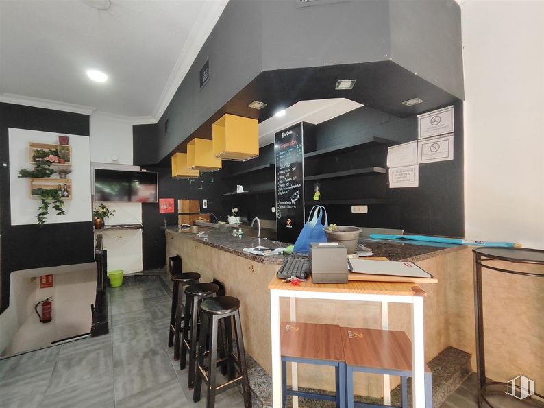 Local en venta en Calle Delicias, Arganzuela, Madrid, 28045 con taburete, mueble, mesa, edificio, ebanistería, silla, escritorio, cocina, interiorismo y madera alrededor