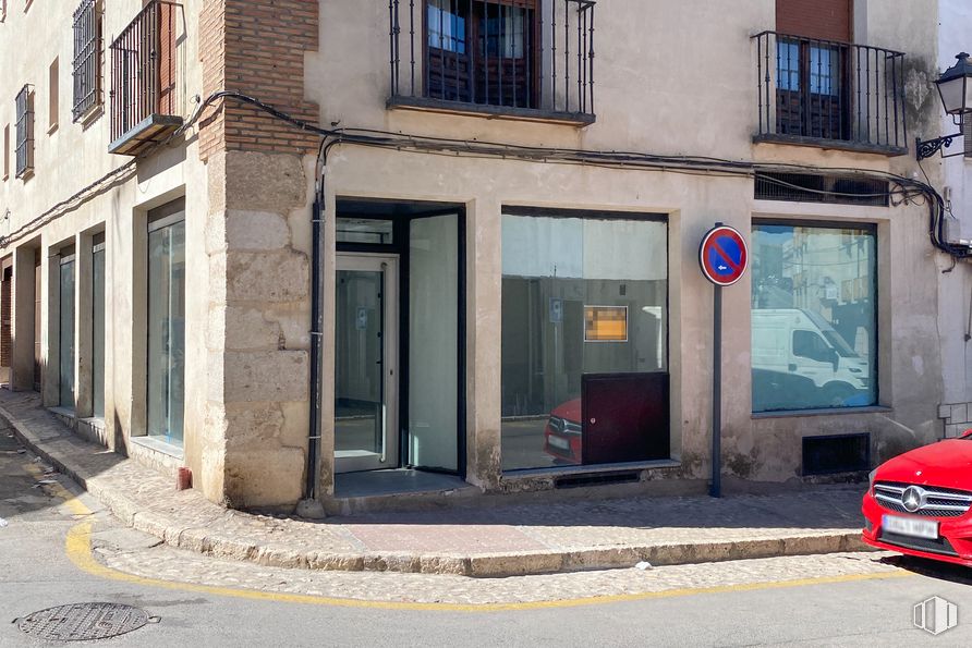 Retail for rent at Calle Benito Hortelano, 5, Chinchón, Madrid, 28370 with car, window, building, vehicle, vehicle registration plate, door, automotive lighting, residential area, motor vehicle and real estate around