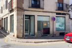 Retail for rent at Calle Benito Hortelano, 5, Chinchón, Madrid, 28370 with car, window, building, vehicle, vehicle registration plate, door, automotive lighting, residential area, motor vehicle and real estate around