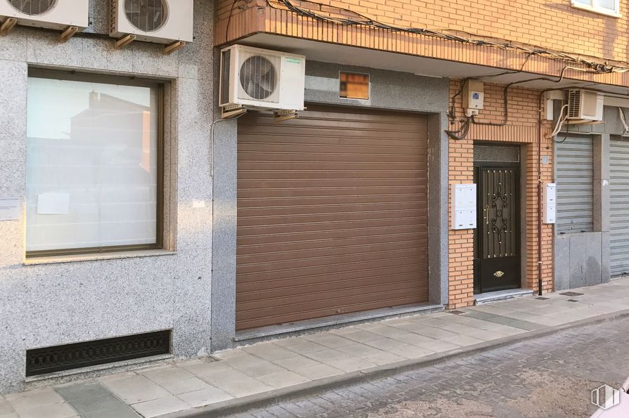 Retail for rent at Calle Santa Eufemia 2, Polán, Toledo, 45161 with window blind, window, door, building, wood, road surface, brick, brickwork, fixture and wall around