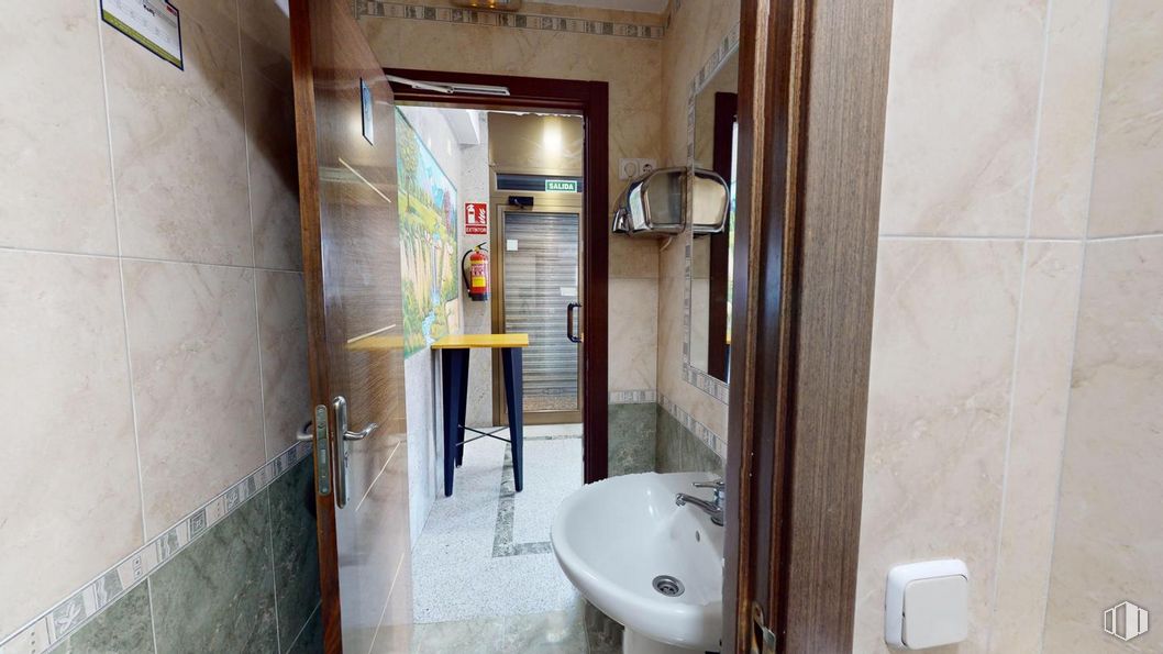 Local en venta en Calle Pont de Molins, Puente de Vallecas, Madrid, 28038 con fregadero, alumbrado, propiedad, grifo, edificio, accesorios de fontanería, accesorio, cuarto de baño, suelo y suelos alrededor