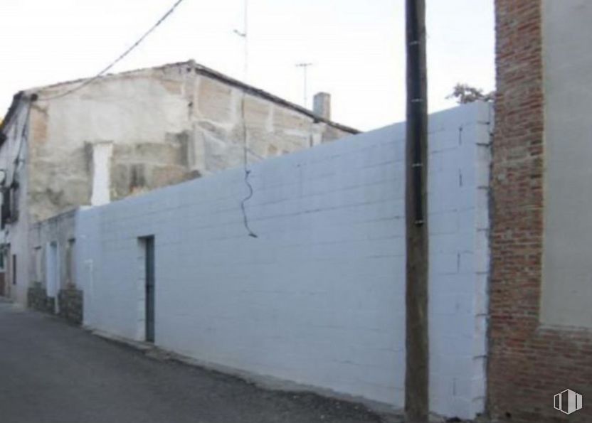 Land for sale at Calle Cruz, Loranca de Tajuña, Guadalajara, 19141 with house, sky, building, asphalt, slope, composite material, electricity, building material, television antenna and facade around