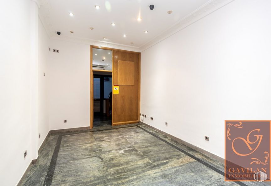 Local en venta en Calle San Juan, Daganzo de Arriba, Madrid, 28814 con armario, edificio, accesorio, madera, puerta, suelos, pintura, suelo, tinte para madera y hall alrededor