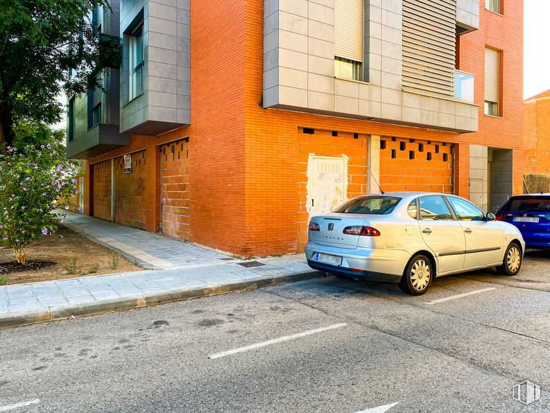 Local en alquiler y venta en Calle Marcelino Orozco, 24, Azuqueca de Henares, Guadalajara, 19200 con coche, rueda, neumático, luz de estacionamiento automotriz, vehículo terrestre, planta, vehículo, luz trasera y de freno automotriz, ventana y edificio alrededor