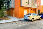 Retail for sale & for rent at Calle Marcelino Orozco, 24, Azuqueca de Henares, Guadalajara, 19200 with car, wheel, tire, automotive parking light, land vehicle, plant, vehicle, automotive tail & brake light, window and building around