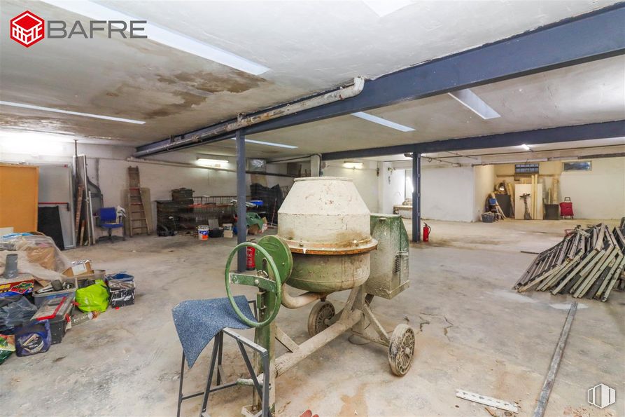 Industrial for sale at Calle Antonio Velasco Zazo, Usera, Madrid, 28026 with wheel, tire, interior design, floor, flooring, gas, building, wood, ceiling and concrete around