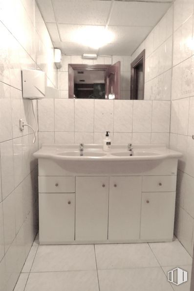 Local en venta en Calle Emilio Castelar, Alcalá de Henares, Madrid, 28807 con mueble de baño, ebanistería, fregadero, espejo, grifo, propiedad, accesorios de fontanería, edificio, accesorio y lavabo alrededor