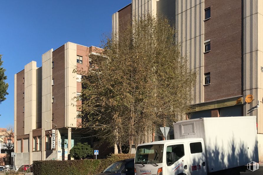 Retail for sale at Calle León Felipe, Guadalajara, 19004 with truck, building, car, sky, plant, property, tire, window, wheel and vehicle around