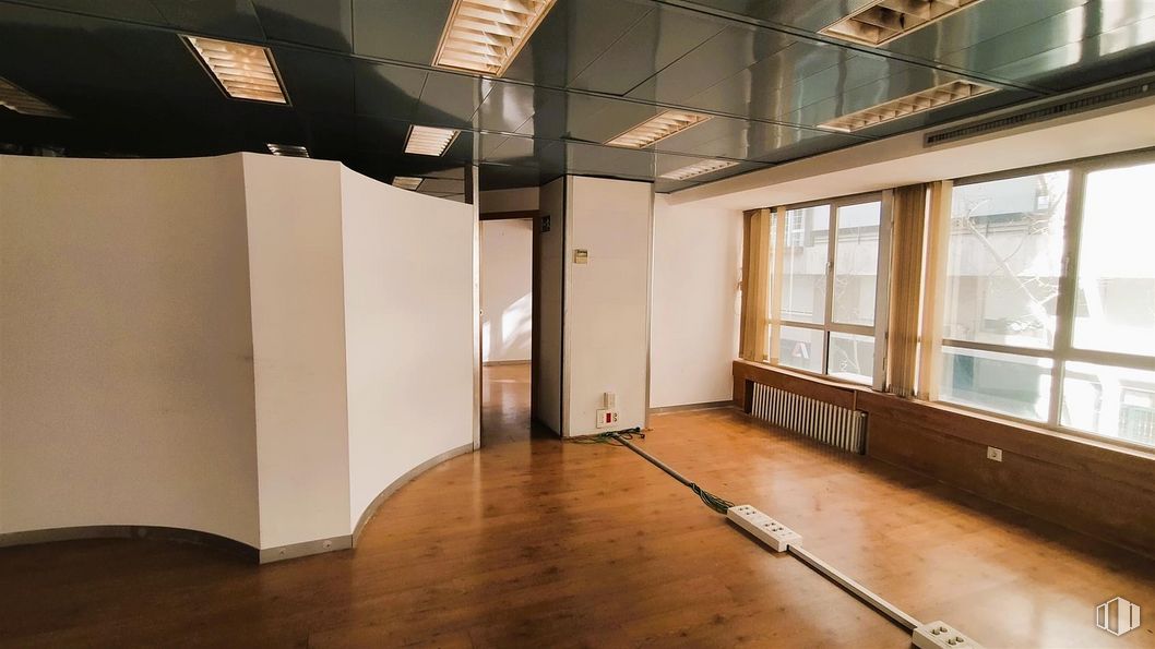 Office for rent at Calle Félix Boix, Chamartín, Madrid, 28036 with window, building, wood, interior design, hall, flooring, floor, house, material property and hardwood around