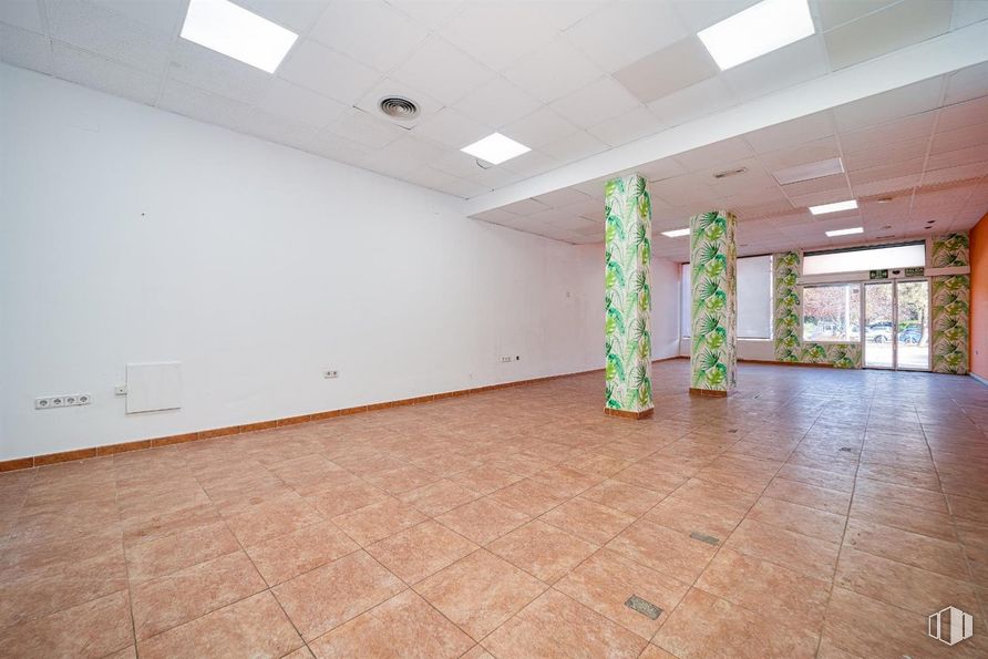 Retail for sale at Avenida Juan Carlos I, 14, Cuenca, 16004 with light fixture, flooring, floor, wall, ceiling, interior design, hall, tile flooring, room and tile around