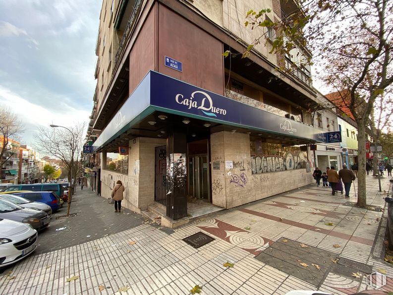 Local en alquiler y venta en Calle Alcalá, 332, Ciudad Lineal, Madrid, 28017 con coche, edificio, vehículo, nube, árbol, superficie de carretera, planta, rueda, diseño urbano y ventana alrededor