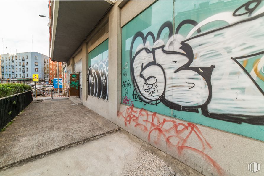 Local en venta en Paseo Santa María de la Cabeza, 85, Arganzuela, Madrid, 28019 con edificio, azure, graffiti, arte, fuente, pared, pintura, planta, fachada y tintes y matices alrededor