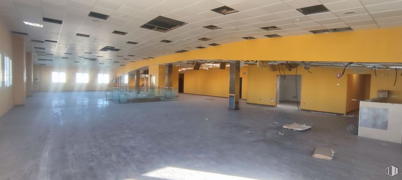 Retail for rent at Polígono Vicolozano, Ávila, 05194 with door, fixture, hall, floor, flooring, ceiling, composite material, space, concrete and city around