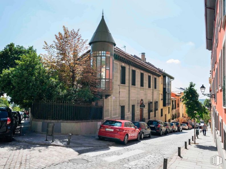 Retail for sale at Calle San Antón, 24, San Lorenzo de El Escorial, Madrid, 28200 with car, building, window, wheel, sky, tire, vehicle, vehicle registration plate, plant and cloud around