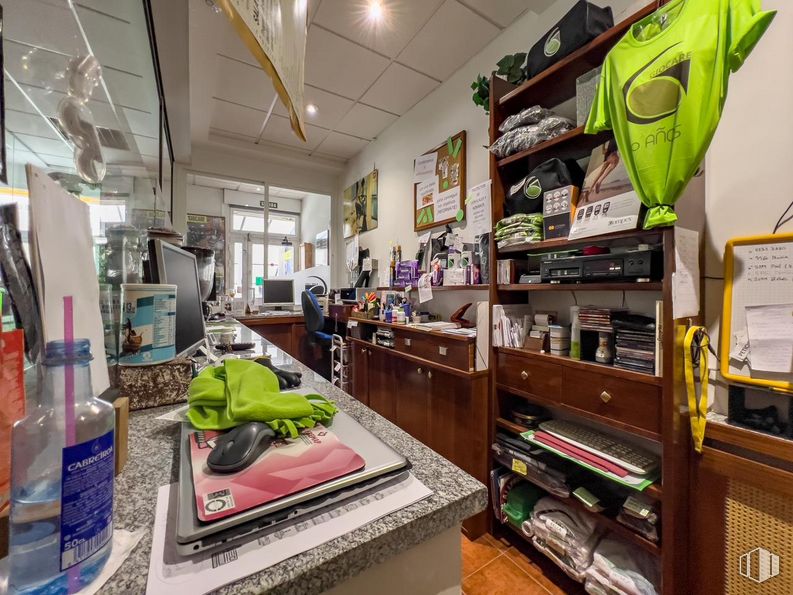 Retail for sale at Calle Eras, Ávila, 05002 with outerwear, packaged goods, interior design, houseplant, automotive design, retail, shelf, picture frame, building and room around