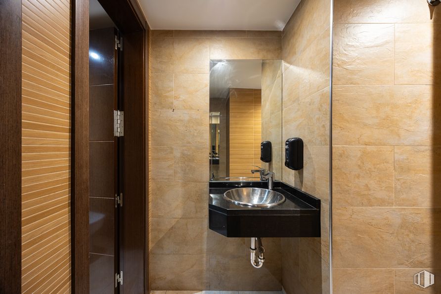 Retail for sale at Paseo San Francisco de Sales, 27, Chamberí, Madrid, 28003 with sink, tap, mirror, plumbing fixture, bathroom, bathroom sink, building, wood, interior design and fixture around