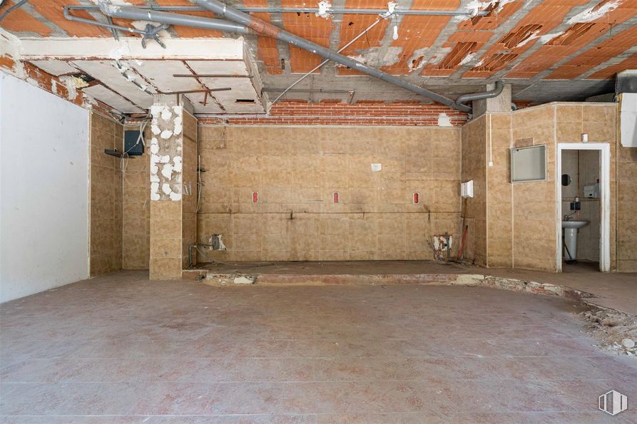 Retail for rent at Avenida Doctor García Tapia, Moratalaz, Madrid, 28030 with building, wood, flooring, floor, house, hall, beam, building material, composite material and hardwood around